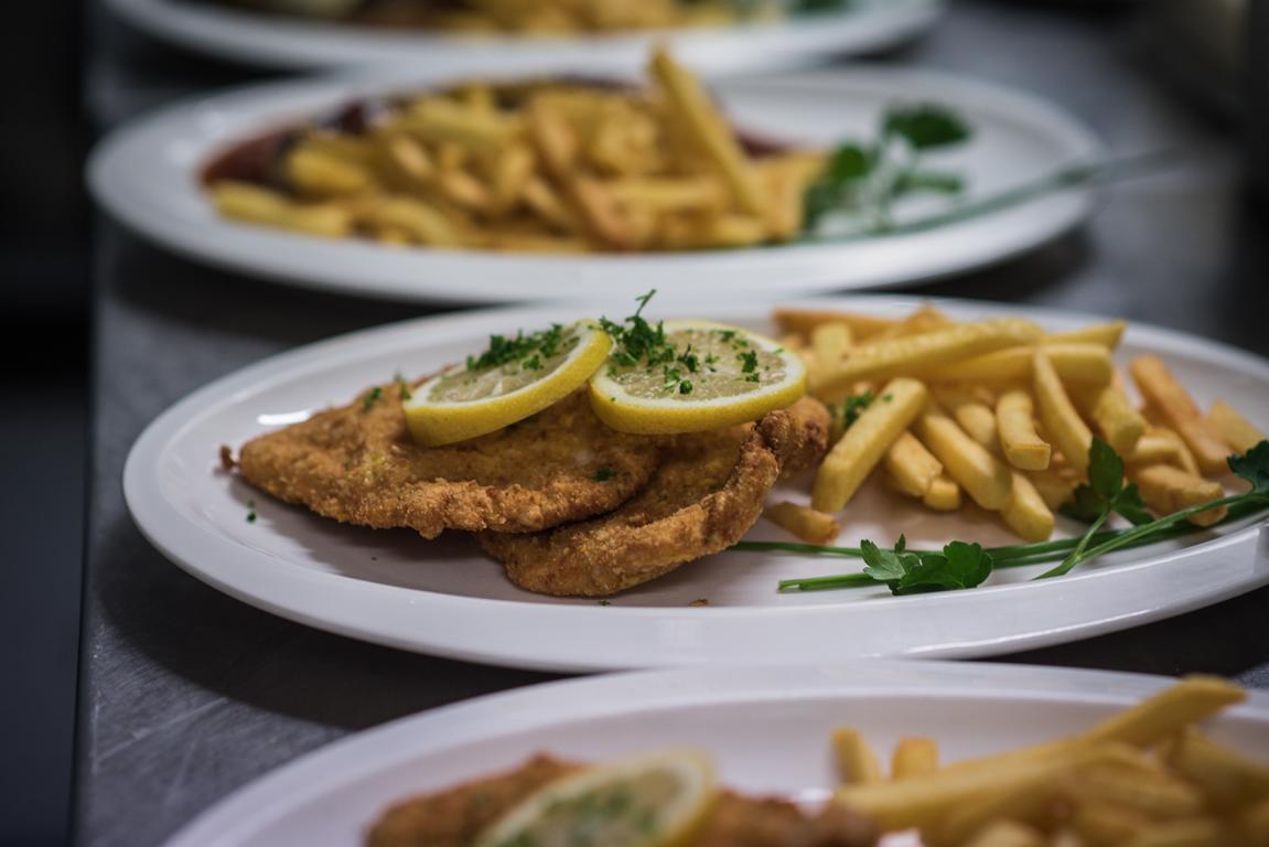 Schnitzel mit Pommes Rheydt